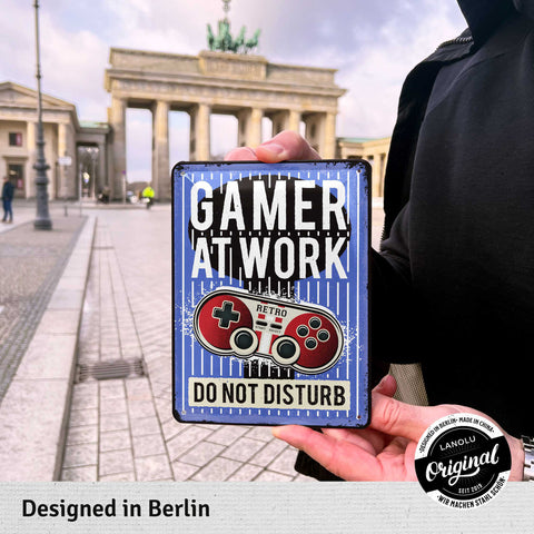 Blechschild Gamer at work