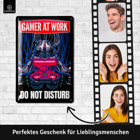 Blechschild Gamer at work