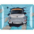 Blechschild Trabant durch Mauer