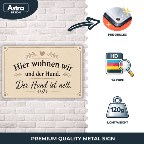 Blechschild 20x30cm – Hier wohnen wir und der Hund