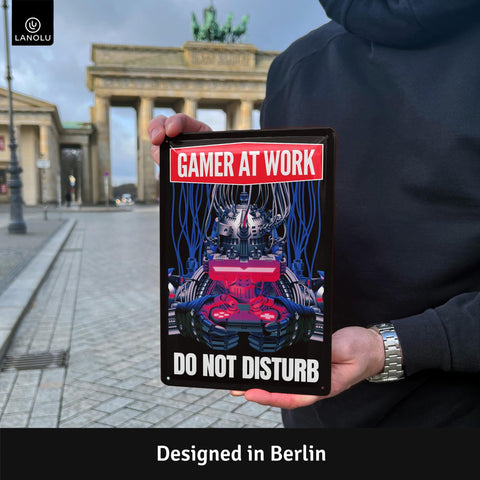 Blechschild Gamer at work