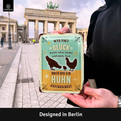 Blechschild Glück Huhn streicheln