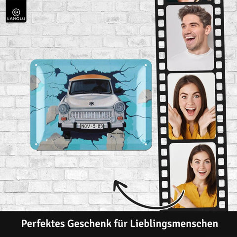 Blechschild Trabant durch Mauer