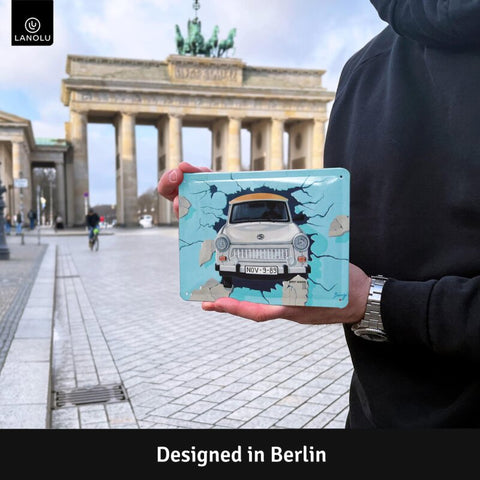 Blechschild Trabant durch Mauer